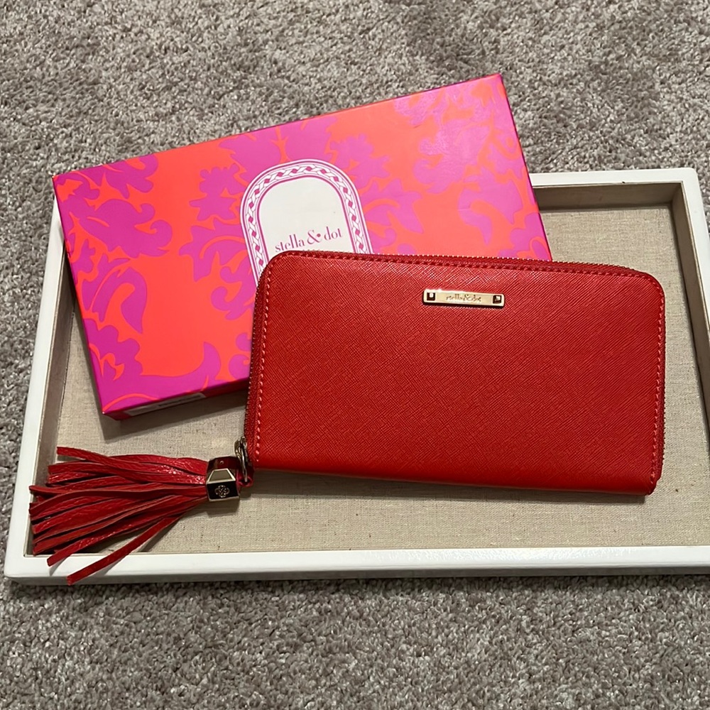 Stella & Dot Mercer wallet in poppy - brand new, never used.
